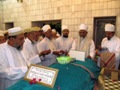 Maazoon ud Dawat garlanding the Qabr Mubaarak of Muqaddas Maulaa
